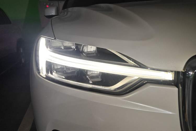 Used Volvo XC60 2019 T5 4x4 Smart Edition China VI Standard Right Front Headlight
