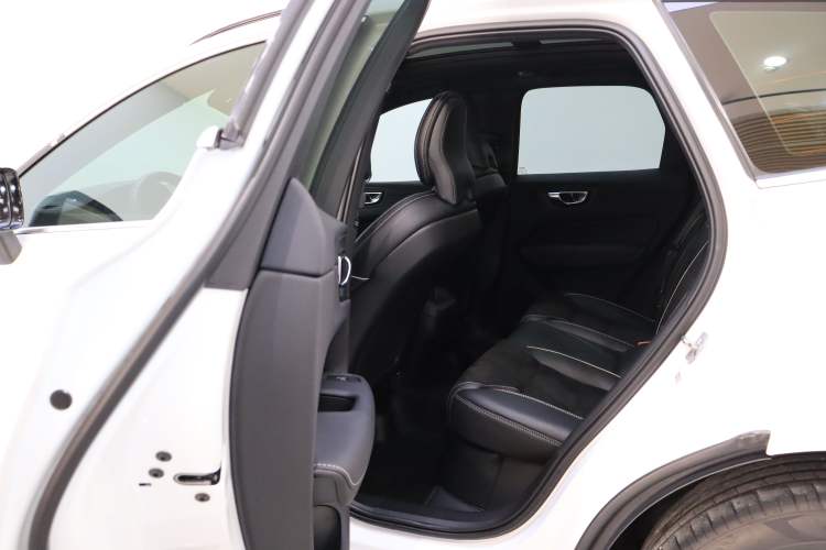 Used Volvo XC60 2019 T5 4x4 Smart & Dynamic Sport Edition China VI Standard Right Front Seat