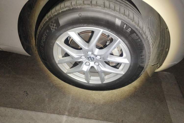 Used Volvo XC60 2019 T5 4x4 Smart Edition China VI Standard Right Front Wheel Hub