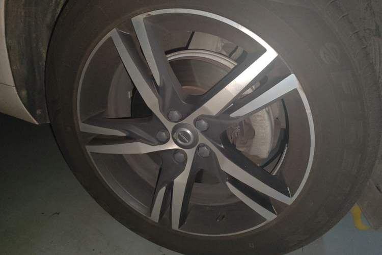 Used Volvo XC60 2019 T5 4x4 Smart & Dynamic Sport Edition China VI Standard Right Front Wheel Hub