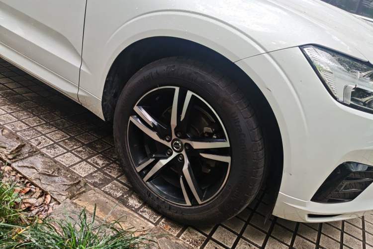 Used Volvo XC60 2019 T5 4x4 Zhiyuan Sport Edition China V Standard Right Front Wheel Hub