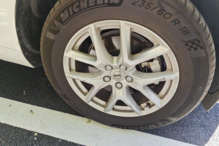 Used Volvo XC60 2019 T5 4x4 Smart Edition China VI Standard Right Front Wheel Hub