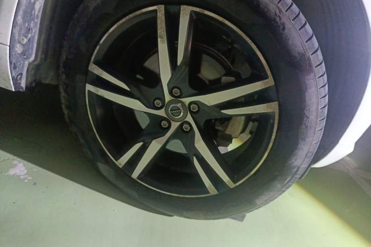 Used Volvo XC60 2019 T5 4x4 Smart & Dynamic Sport Edition China VI Standard Right Front Wheel Hub