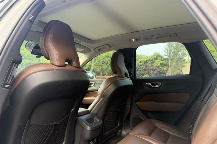 Used Volvo XC60 2019 T5 4x4 Smart Edition China VI Standard Roof
