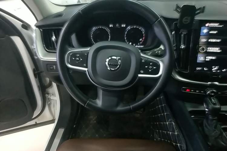 Used Volvo XC60 2019 T5 4x4 Smart Edition China V Standard Steering Wheel