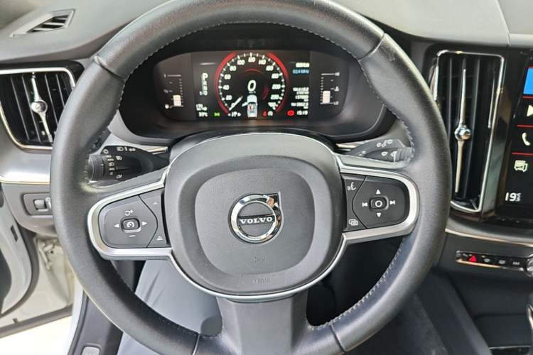 Used Volvo XC60 2019 T5 4x4 Smart Edition China V Standard Steering Wheel