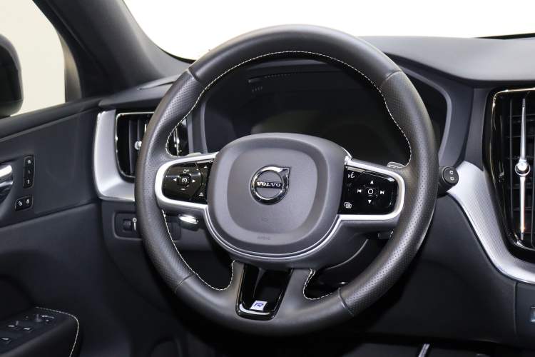 Used Volvo XC60 2019 T5 4x4 Smart & Dynamic Sport Edition China VI Standard Steering Wheel
