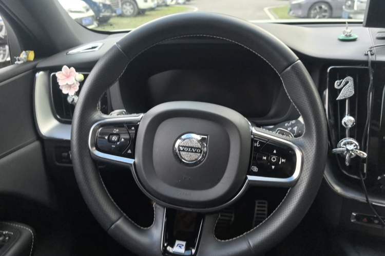 Used Volvo XC60 2019 T5 4x4 Smart & Dynamic Sport Edition China VI Standard Steering Wheel