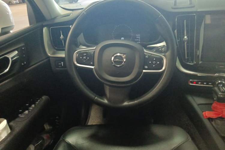 Used Volvo XC60 2019 T5 4x4 Smart Edition China VI Standard Steering Wheel