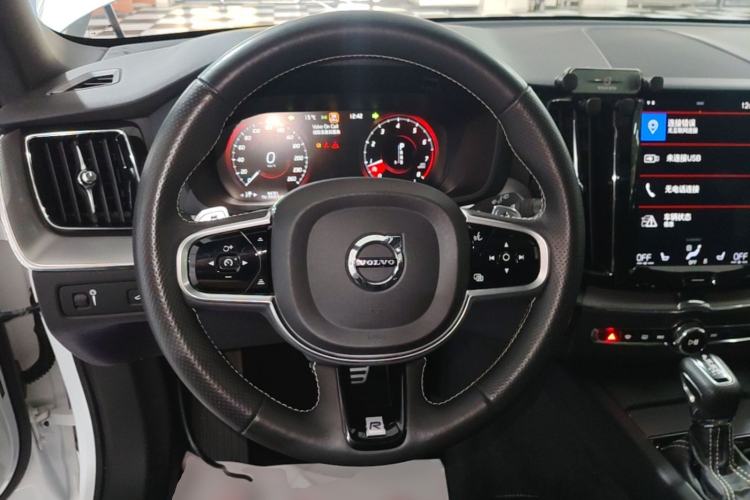 Used Volvo XC60 2019 T5 4x4 Smart & Dynamic Sport Edition China VI Standard Steering Wheel