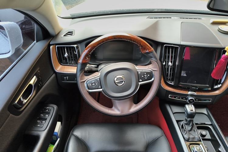Used Volvo XC60 2019 T5 4x4 Smart Edition China VI Standard Steering Wheel