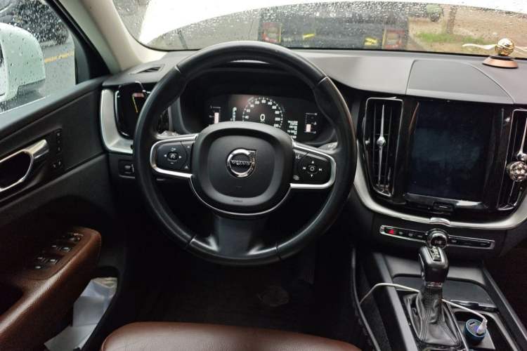 Used Volvo XC60 2019 T5 4x4 Smart Edition China V Standard Steering Wheel