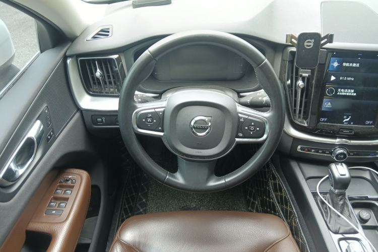 Used Volvo XC60 2019 T5 4x4 Smart Edition China VI Standard Steering Wheel