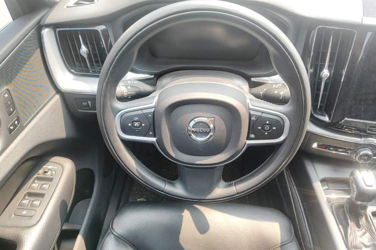 Used Volvo XC60 2019 T5 4x4 Smart Edition China V Standard Steering Wheel