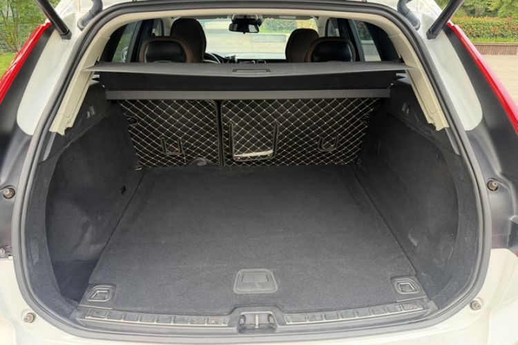 Used Volvo XC60 2019 T5 4x4 Smart Edition China VI Standard Trunk