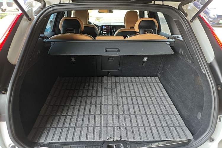 Used Volvo XC60 2019 T5 4x4 Smart Edition China V Standard Trunk