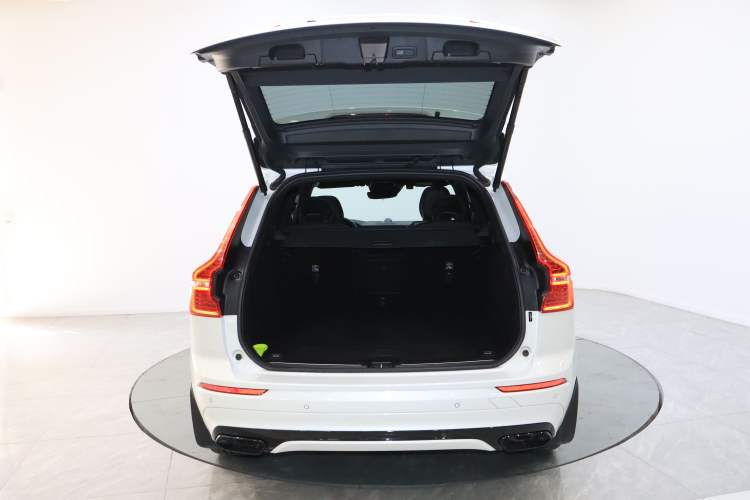 Used Volvo XC60 2019 T5 4x4 Smart & Dynamic Sport Edition China VI Standard Trunk