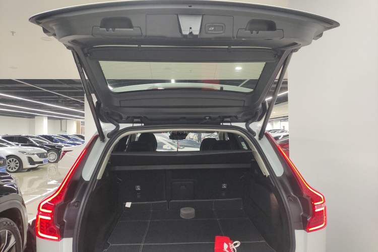 Used Volvo XC60 2019 T5 4x4 Smart Edition China V Standard Trunk