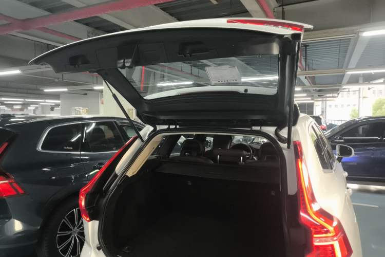 Used Volvo XC60 2019 T5 4x4 Smart Edition China V Standard Trunk