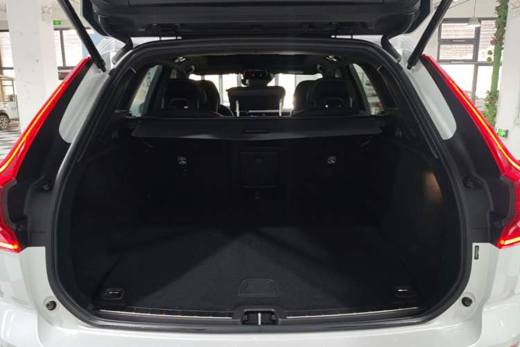 Used Volvo XC60 2019 T5 4x4 Smart & Dynamic Sport Edition China VI Standard Trunk