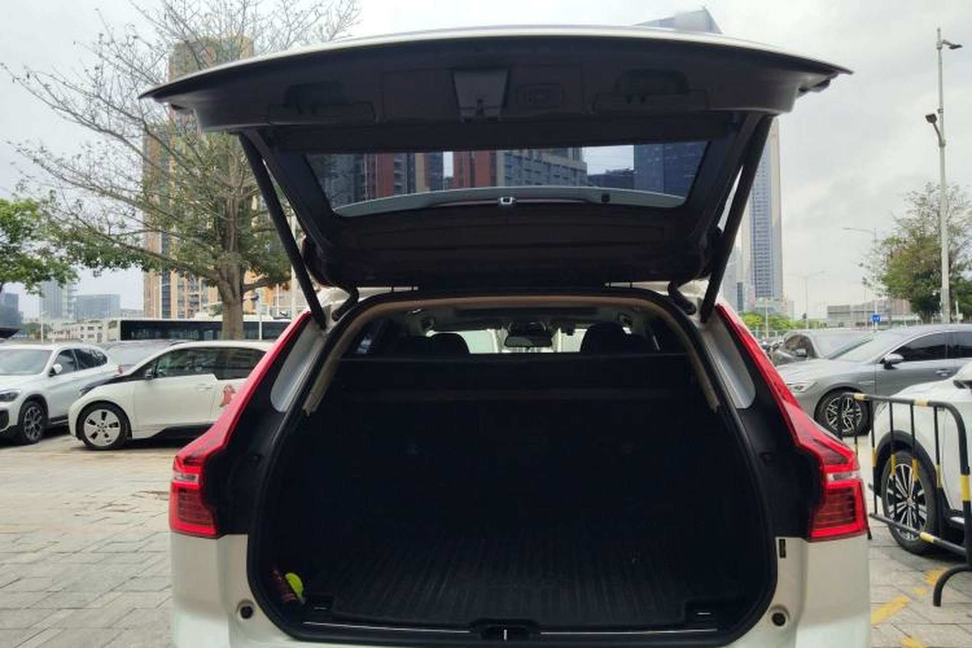 Used Volvo XC60 2019 T5 4x4 Smart Edition China VI Standard Trunk