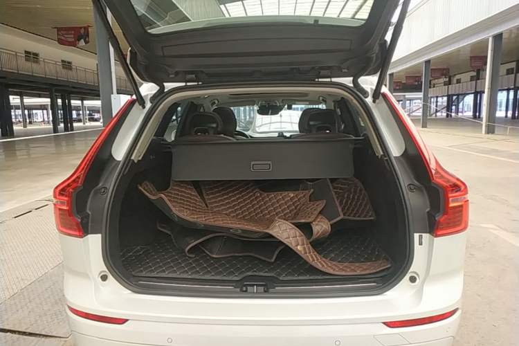 Used Volvo XC60 2019 T5 4x4 Zhiyuan Edition China VI Standard Trunk