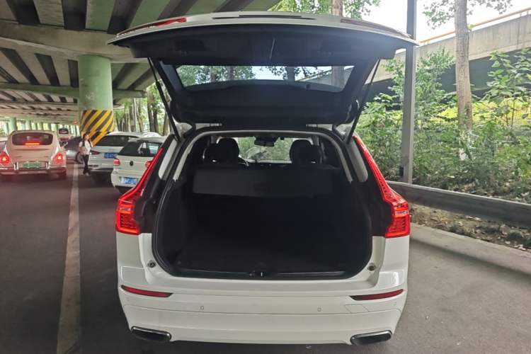 Used Volvo XC60 2019 T5 4x4 Smart Edition China VI Standard Trunk