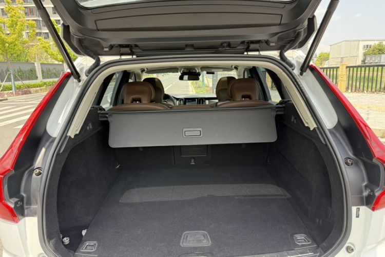 Used Volvo XC60 2019 T5 4x4 Smart Edition China VI Standard Trunk