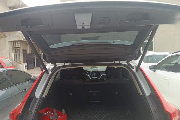 Used Volvo XC60 2019 T5 4x4 Smart Edition China VI Standard Trunk