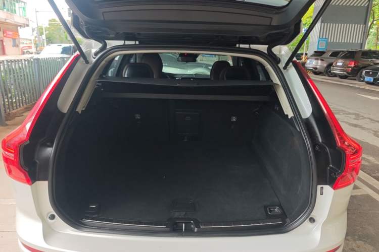 Used Volvo XC60 2019 T5 4x4 Smart Edition China VI Standard Trunk