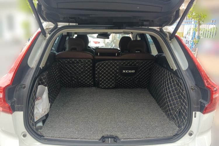 Used Volvo XC60 2019 T5 4x4 Smart Edition China VI Standard Trunk