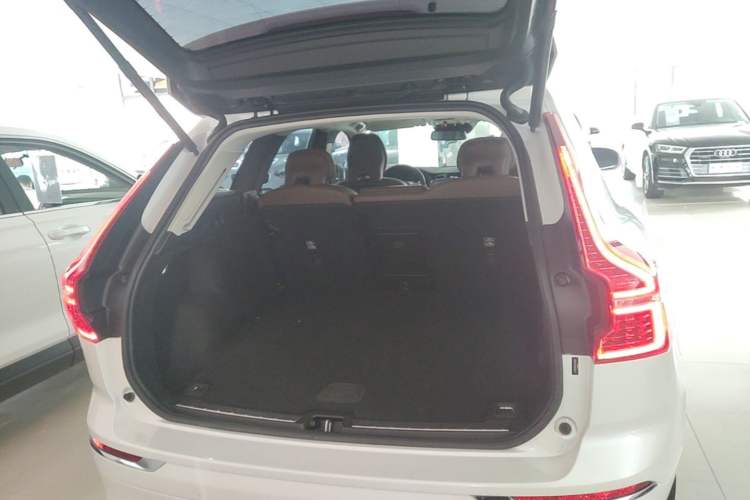 Used Volvo XC60 2019 T5 4x4 Smart Edition China VI Standard Trunk