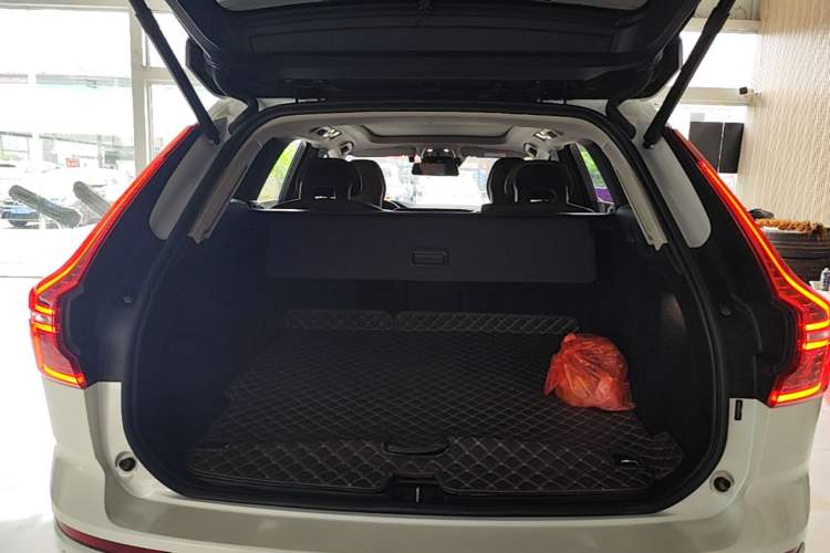 Used Volvo XC60 2019 T5 4x4 Smart Edition China V Standard Trunk