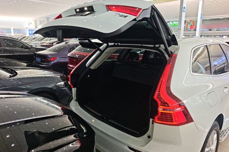 Used Volvo XC60 2019 T5 4x4 Smart Edition China VI Standard Trunk