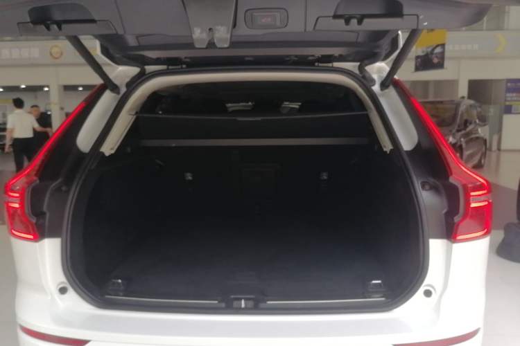 Used Volvo XC60 2019 T5 4x4 Smart Edition China VI Standard Trunk