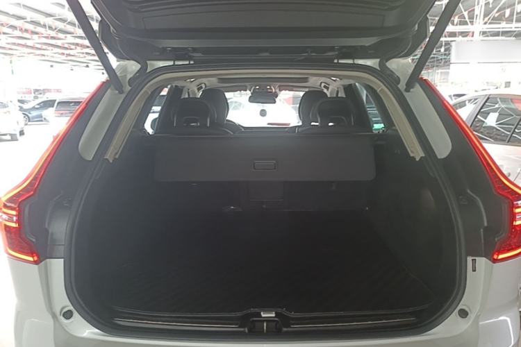 Used Volvo XC60 2019 T5 4x4 Smart Edition China VI Standard Trunk