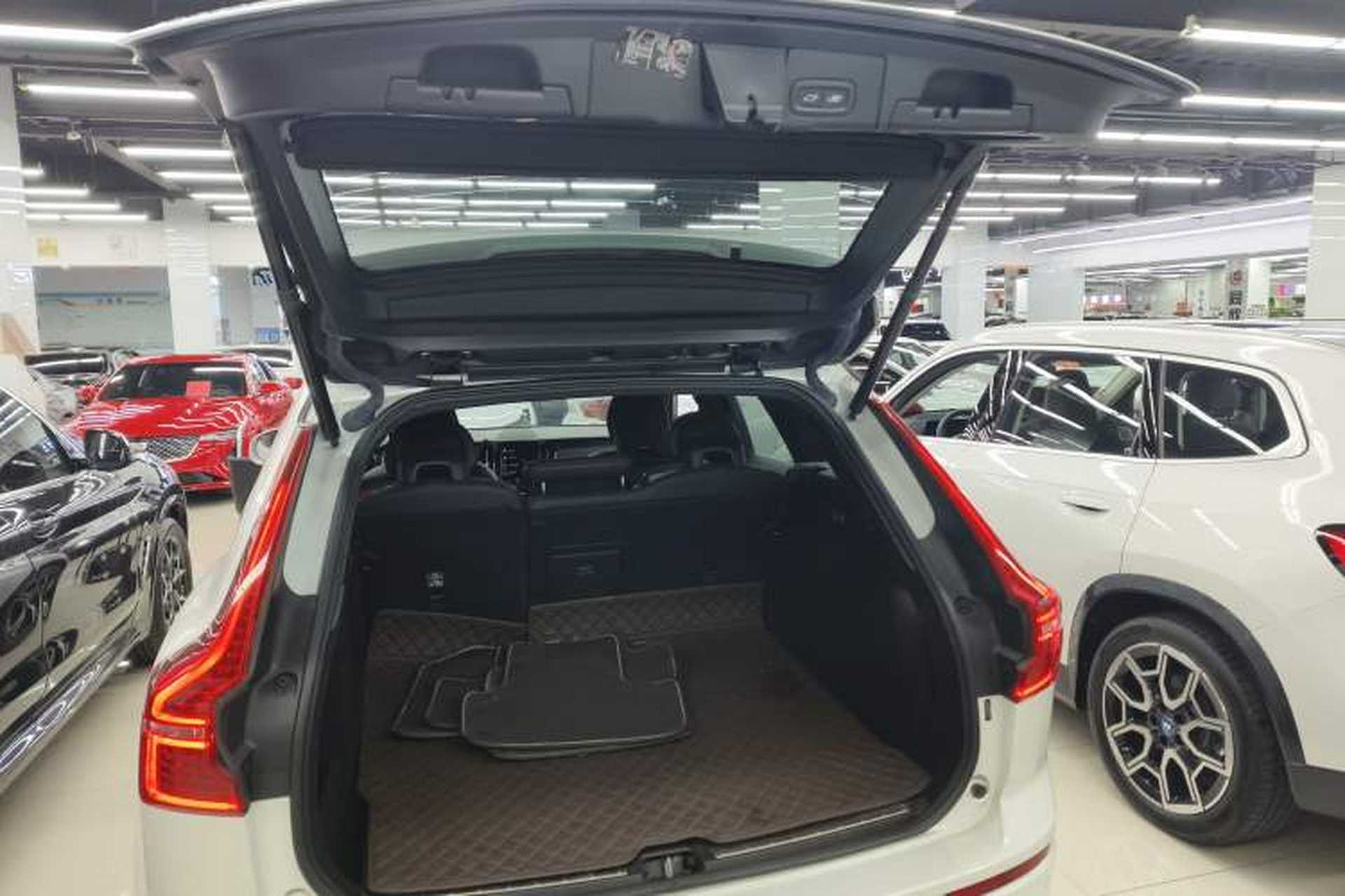 Used Volvo XC60 2019 T5 4x4 Zhiya Sport Edition China VI Standard Trunk
