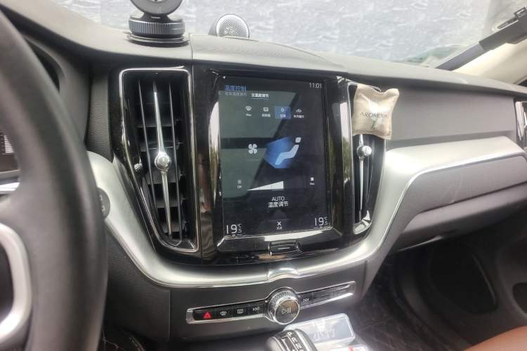 Used Volvo XC60 2019 T5 4x4 Smart Edition China V Standard Audio And AC Panel