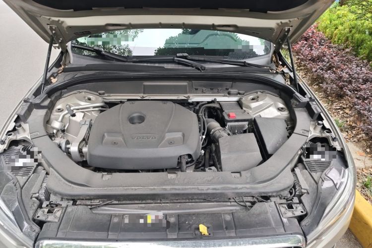Used Volvo XC60 2019 T5 4x4 Smart Edition China VI Standard Engine Bay