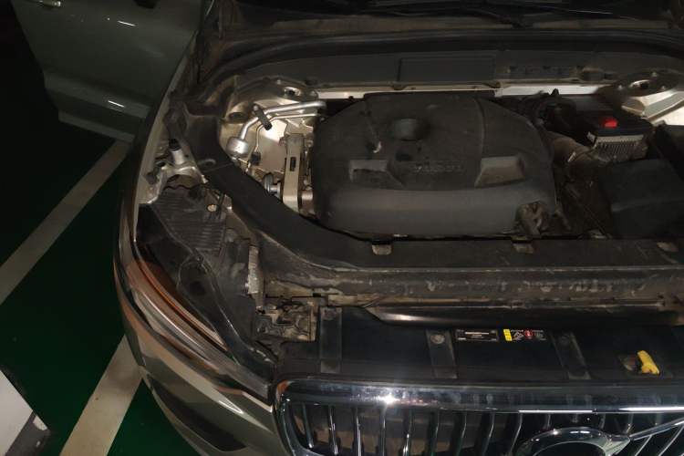 Used Volvo XC60 2019 T5 4x4 Smart Edition China VI Standard Engine Bay Right