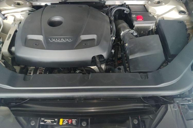 Used Volvo XC60 2019 T5 4x4 Smart Edition China VI Standard Engine Bay