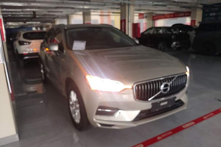 Used Volvo XC60 2019 T5 4x4 Smart Edition China VI Standard Front Right 45 Deg