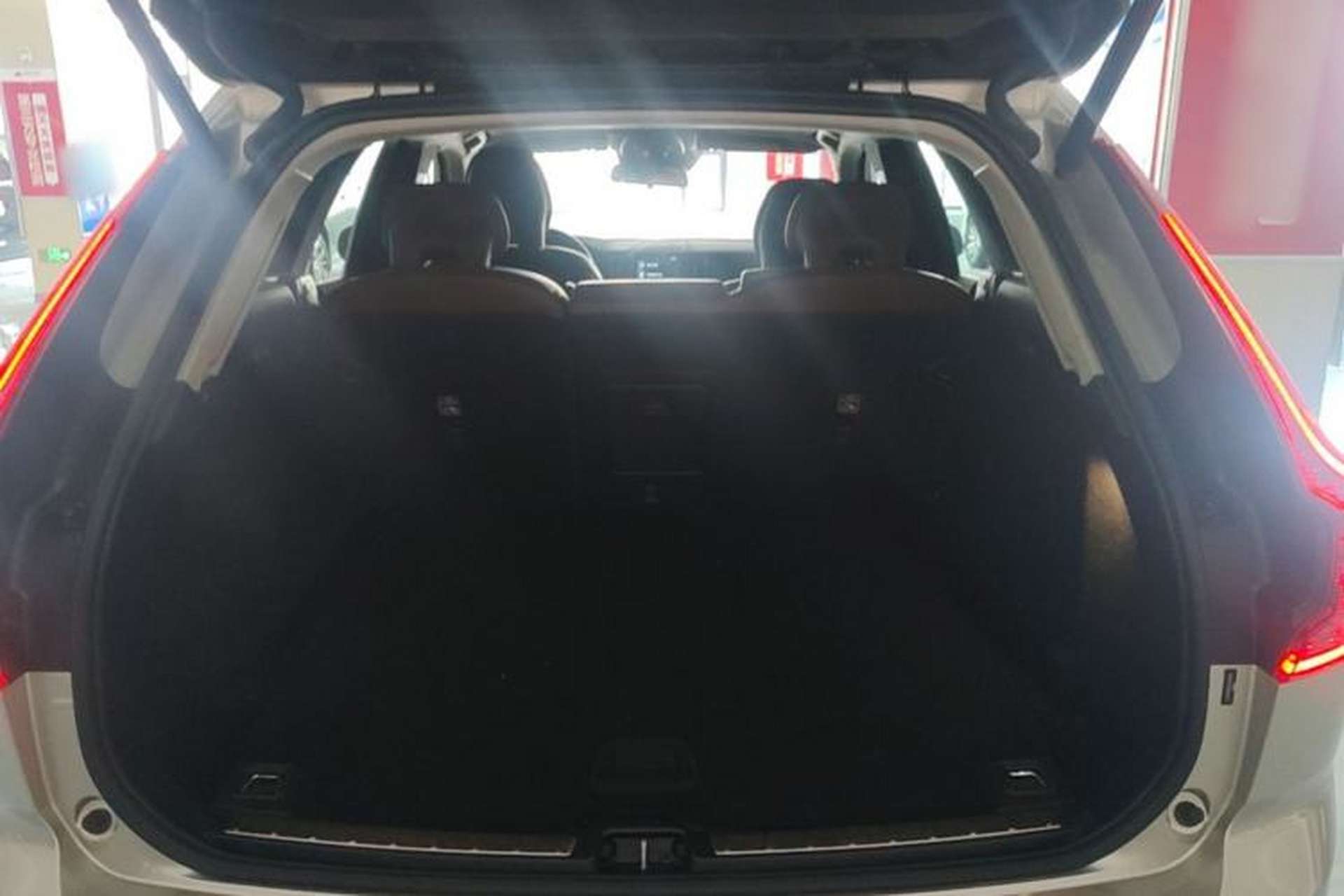 Used Volvo XC60 2019 T5 4x4 Smart Edition China VI Standard Trunk