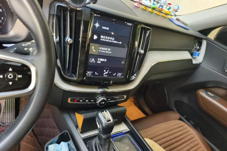 Used Volvo XC60 2020 T5 4x4 Smart Luxury Edition Audio And AC Panel