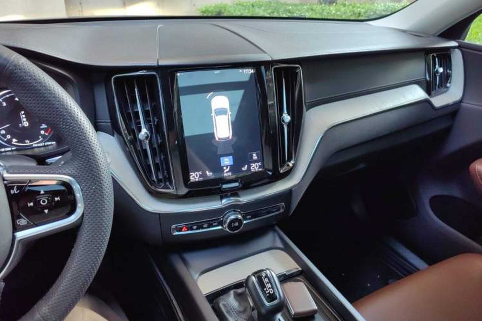 Used Volvo XC60 2020 T5 4x4 Smart Luxury Edition Audio And AC Panel