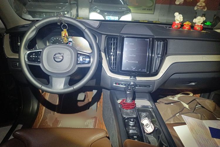 Used Volvo XC60 2020 T5 4x4 Smart Luxury Edition Center Console