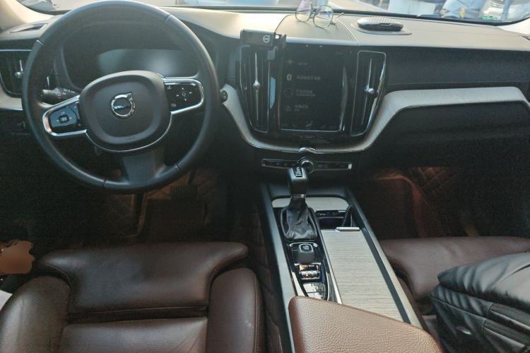 Used Volvo XC60 2020 T5 4x4 Smart Luxury Edition Center Console