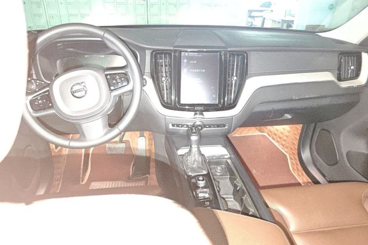 Used Volvo XC60 2020 T5 4x4 Smart Luxury Edition Center Console