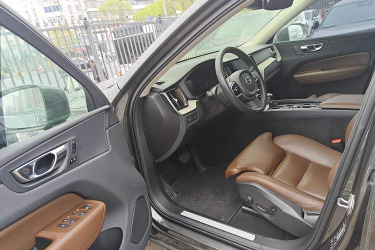 Used Volvo XC60 2020 T5 4x4 Smart Luxury Edition Driver Seat