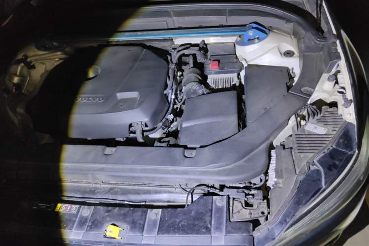 Used Volvo XC60 2020 T5 4x4 Smart & Dynamic Sport Edition Engine Bay Left
